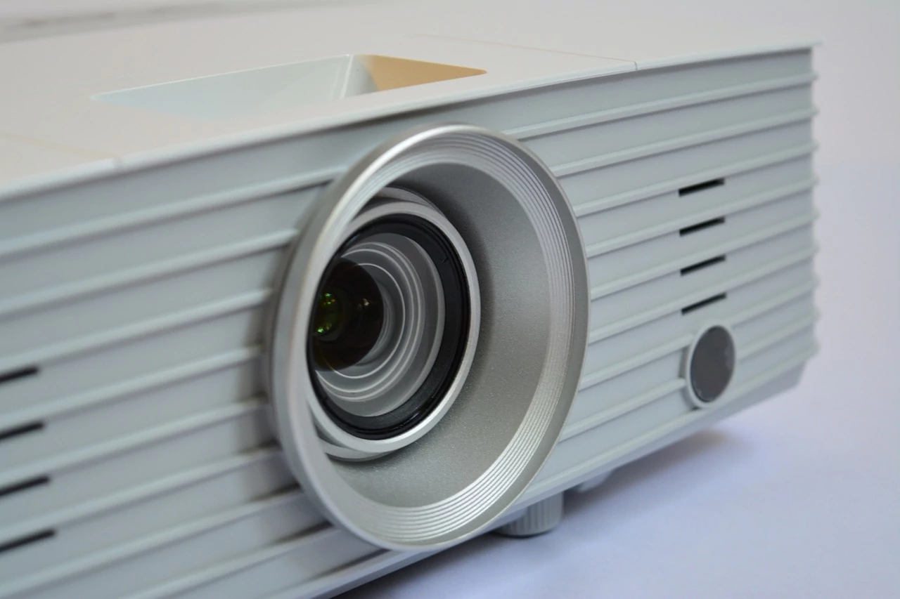 Instalación de proyector en entorno corporativo