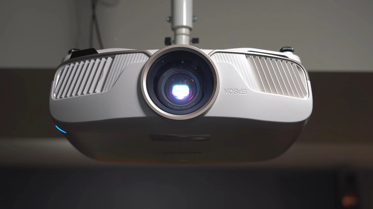 Proyector instalado en una sala de actos espaciosa